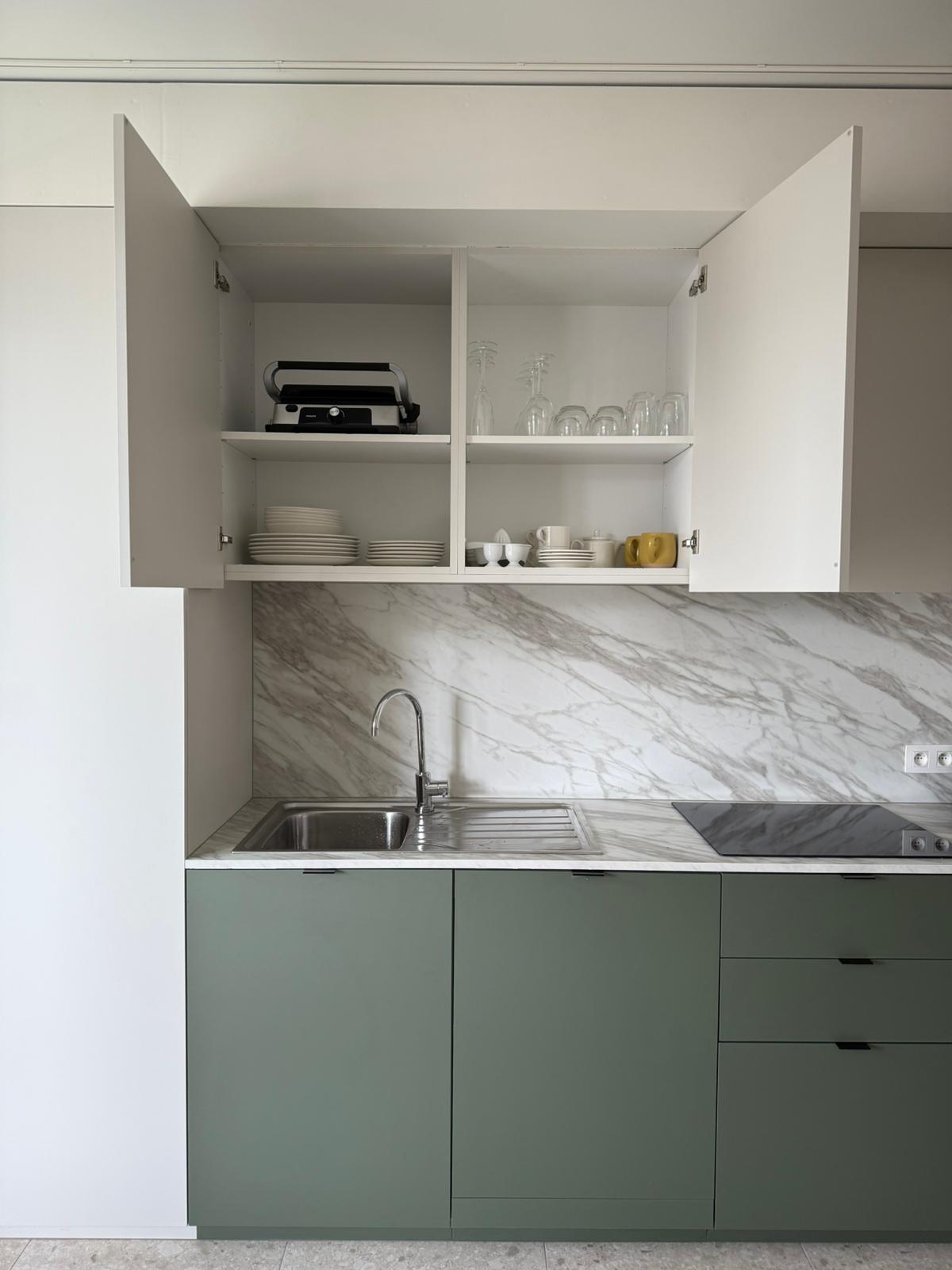Cuisine moderne et coin repas dans un studio NEST