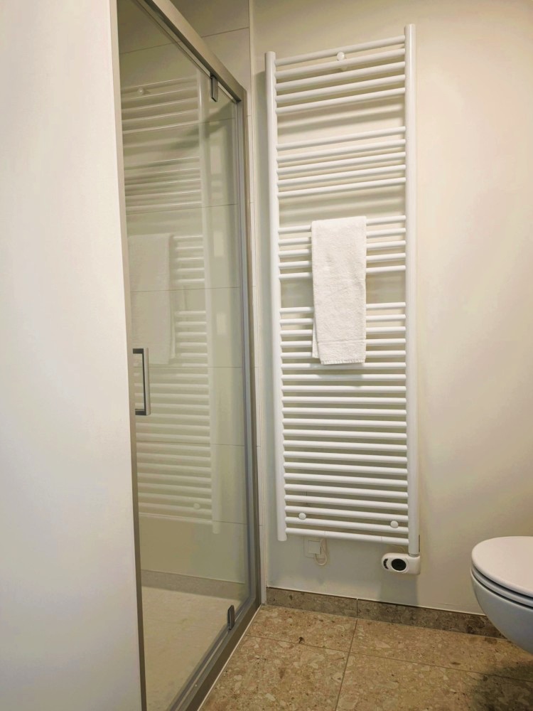 Salle de bain moderne avec douche chez Short Stay NEST
